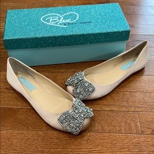 Betsy Johnson Cream Satin Flats size 6.5